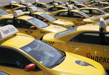 MOSCOW, RUSSIA - MAY 24, 2018: Taxi cabs seen at a car park. Artyom Geodakyan/TASS

–осси€. ћосква. “акси на одной из городских сто€нок. јртем √еодак€н/“ј——